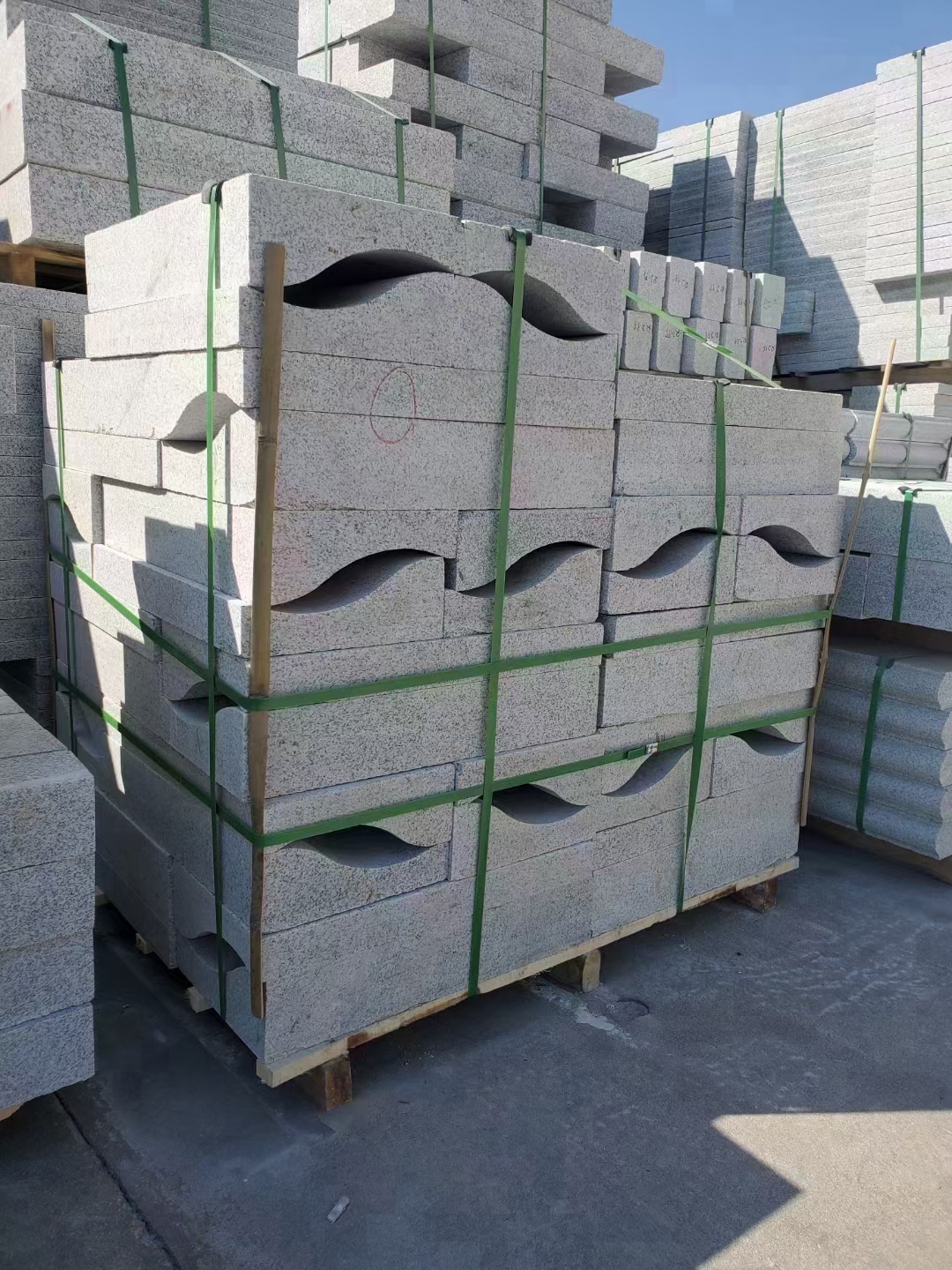 淮北路沿石芝麻白铺装